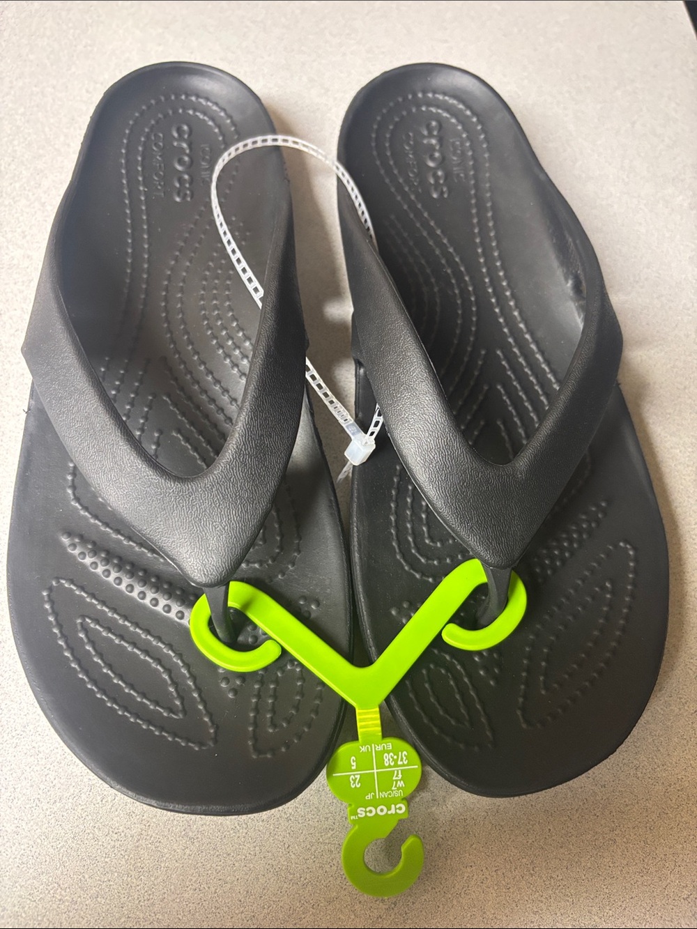 BNWT WOMENS CROCS Black Flip Flop Sandals with ICONIC COMFORT SIZE 7